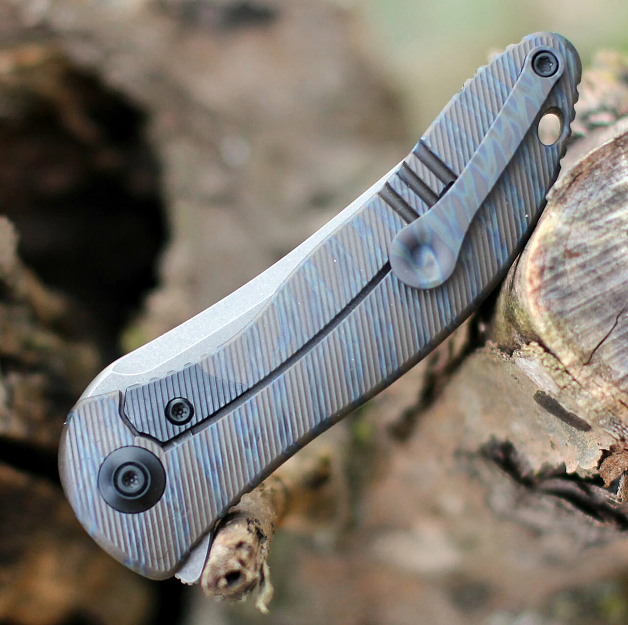 Outlet 🔥 We Knife Co. We Knife Mini Synergy 2011C, 2.93" CPM 20CV Stonewashed Blade, Tiger Striped Pattern Flamed 6AL4V Titanium Handle 🎉 4 Outlet 🔥 We Knife Co. We Knife Mini Synergy 2011C, 2.93" CPM 20CV Stonewashed Blade, Tiger Striped Pattern Flamed 6AL4V Titanium Handle 🎉 - Image 4
