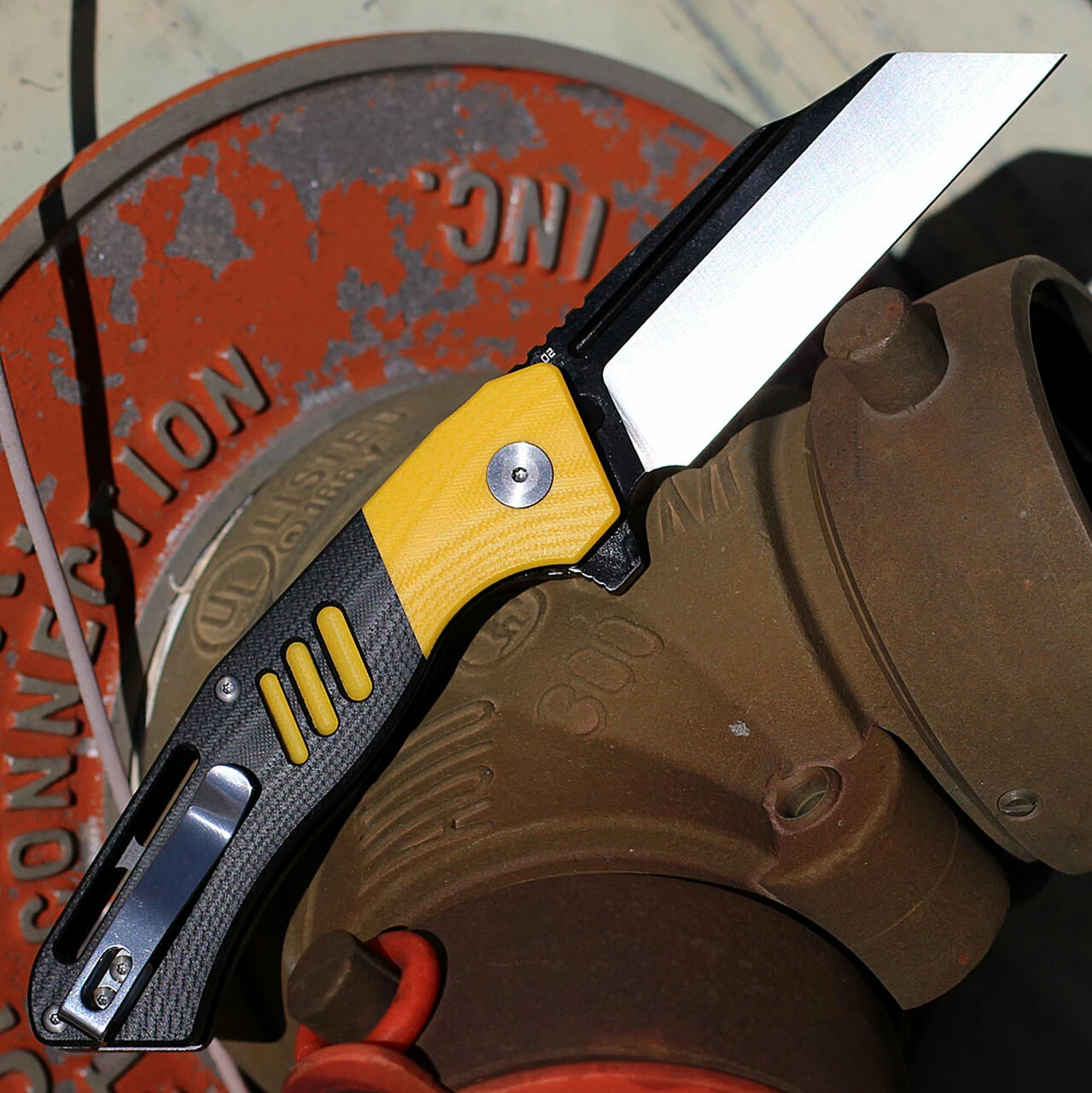 Discount 😍 Bestech Rockface - Blk / Yellow G10 (3.4" D2 Two Tone) BG46A 💯 2 Discount 😍 Bestech Rockface - Blk / Yellow G10 (3.4" D2 Two Tone) BG46A 💯 - Image 2